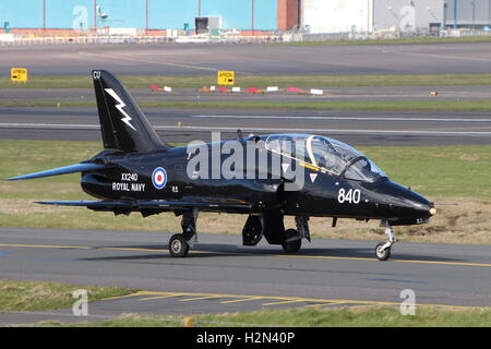 XX240, eine BAe Hawk T1 von der Royal Navy am Prestwick Flughafen während der Übung Joint Warrior 15-1 betrieben. Stockfoto