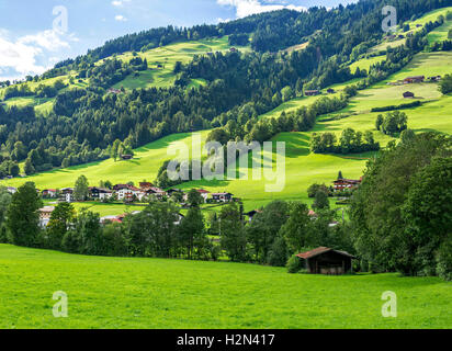 Dorf von Westendorf, Brixental Tal in den Tiroler Alpen, Österreich, Sommer und Winterlage für den Tourismus. Stockfoto