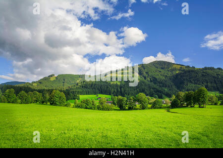 Dorf von Westendorf, Brixental Tal in den Tiroler Alpen, Österreich, Sommer und Winterlage für den Tourismus. Stockfoto