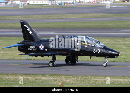 XX240, eine BAe Hawk T1 von der Royal Navy am Prestwick Flughafen während der Übung Joint Warrior 15-1 betrieben. Stockfoto