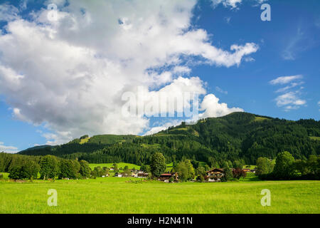 Dorf von Westendorf, Brixental Tal in den Tiroler Alpen, Österreich, Sommer und Winterlage für den Tourismus. Stockfoto