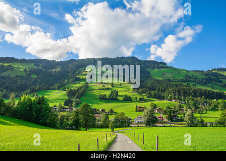 Dorf von Westendorf, Brixental Tal in den Tiroler Alpen, Österreich, Sommer und Winterlage für den Tourismus. Stockfoto