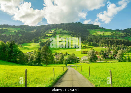 Dorf von Westendorf, Brixental Tal in den Tiroler Alpen, Österreich, Sommer und Winterlage für den Tourismus. Stockfoto