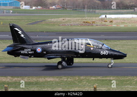 XX240, eine BAe Hawk T1 von der Royal Navy am Prestwick Flughafen während der Übung Joint Warrior 15-1 betrieben. Stockfoto