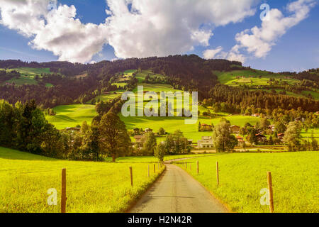 Dorf von Westendorf, Brixental Tal in den Tiroler Alpen, Österreich, Sommer und Winterlage für den Tourismus. Stockfoto