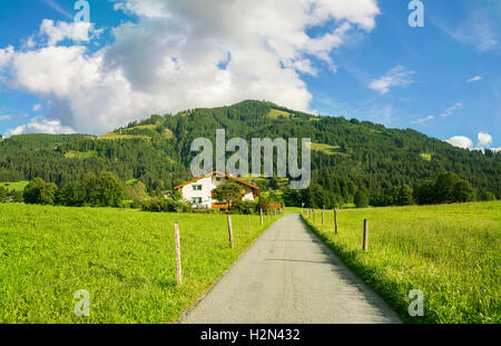 Dorf von Westendorf, Brixental Tal in den Tiroler Alpen, Österreich, Sommer und Winterlage für den Tourismus. Stockfoto