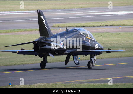 XX240, eine BAe Hawk T1 von der Royal Navy am Prestwick Flughafen während der Übung Joint Warrior 15-1 betrieben. Stockfoto