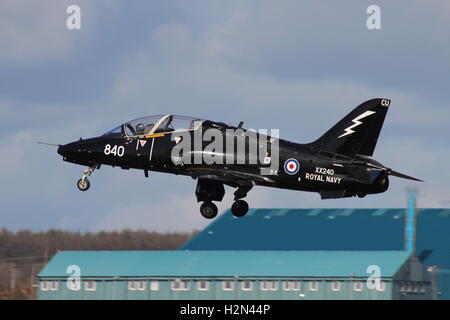 XX240, eine BAe Hawk T1 von der Royal Navy am Prestwick Flughafen während der Übung Joint Warrior 15-1 betrieben. Stockfoto