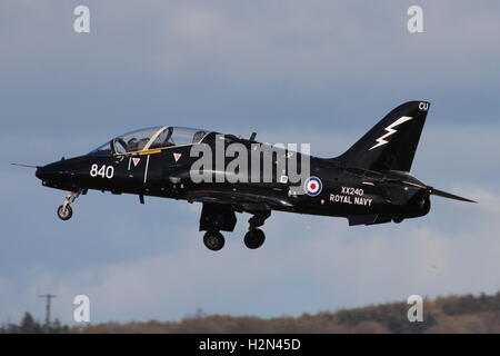 XX240, eine BAe Hawk T1 von der Royal Navy am Prestwick Flughafen während der Übung Joint Warrior 15-1 betrieben. Stockfoto