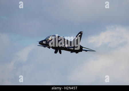 XX240, eine BAe Hawk T1 von der Royal Navy am Prestwick Flughafen während der Übung Joint Warrior 15-1 betrieben. Stockfoto