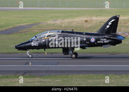 XX240, eine BAe Hawk T1 von der Royal Navy am Prestwick Flughafen während der Übung Joint Warrior 15-1 betrieben. Stockfoto