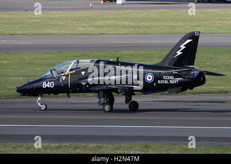 XX240, eine BAe Hawk T1 von der Royal Navy am Prestwick Flughafen während der Übung Joint Warrior 15-1 betrieben. Stockfoto