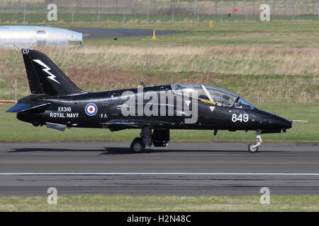 XX316, eine BAe Hawk T1 von der Royal Navy am Prestwick Flughafen während der Übung Joint Warrior 15-1 betrieben. Stockfoto