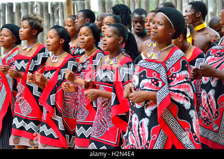 Traditionelle Swasidörfer tanzen Anzeige durch die troupe an Mantenga Cultural Village, Ezulwini Tal, eSwatini früher als Swasiland bekannt Stockfoto