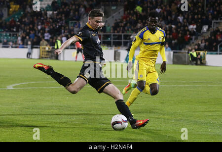 Dundalk Ronan Finn führt einen Torwurf aus auf das Tor in der UEFA Europa League, Gruppe D Spiel im Tallaght Stadium Dublin. Stockfoto