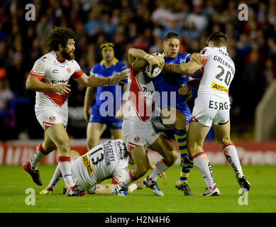 Warrington Wolves' Matty Russell St Helens' Louie McCarthy-Scarsbrook, James Roby, Kyle Amor (links) und Joe Greenwood (rechts) während der ersten Utility Super League Semi Finale im Halliwell Jones Stadium, Warrington in Angriff genommen wird. Stockfoto