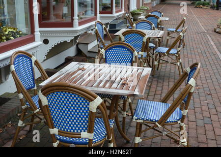 Eine verlassene Straßencafé in Chestertown Maryland mit einzigartigen gemusterte blaue Stühle. Stockfoto