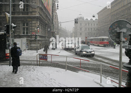 Verkehr und Fußgänger im Winter Schnee in Prag, Tschechien. Die Aufnahme wurde in der Nähe der Manesuv-Brücke. Stockfoto