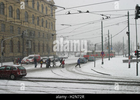 Winter in Prag - Verkehr und Fußgänger im Winter Schnee in Prag, Tschechische Republik. Das Foto wurde in der Nähe des Manesuv Brücke genommen. Stockfoto