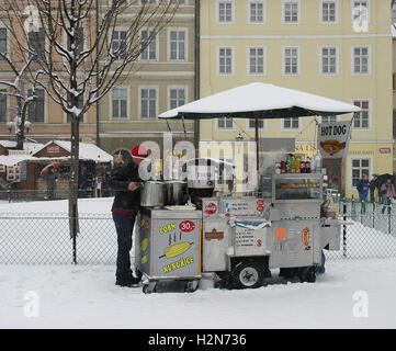 Warme Speisen Anbieter im Schnee in Prag. Stockfoto