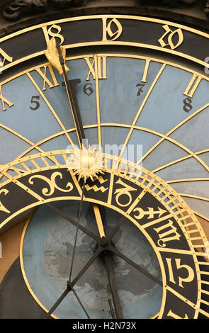 Die Prager astronomische Uhr an der südlichen Wand des The Old Town City Hall, Prag, Tschechische Republik. Stockfoto