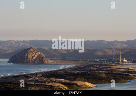 Sonnenaufgang über dem Morro Rock in Morro Bay, Kalifornien Stockfoto