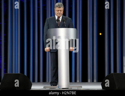 Kiew, Ukraine. 29. Sep, 2016. Ukrainischer Präsident Petro Poroshenko spricht bei einer Trauerzeremonie in der Nähe von Babi Yar Schlucht in Kiew, Ukraine, 29. September 2016. Ukrainer gedachte den 75. Jahrestag der Nazi-Massaker an Juden in Babi Yar Schlucht, wo während zwei Tagen im September 1941 rund 34.000 Juden ermordet wurden. Insgesamt mehr als 100.000 Menschen verloren ihr Leben in Babi Jar zwischen 1941 und 1943. Bildnachweis: Vladyslav Musiienko/Pacific Press/Alamy Live-Nachrichten Stockfoto