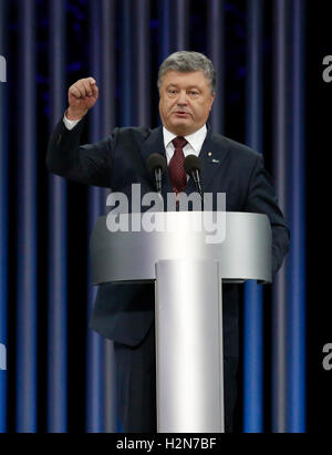 Kiew, Ukraine. 29. Sep, 2016. Ukrainischer Präsident Petro Poroshenko spricht bei einer Trauerzeremonie in der Nähe von Babi Yar Schlucht in Kiew, Ukraine, 29. September 2016. Ukrainer gedachte den 75. Jahrestag der Nazi-Massaker an Juden in Babi Yar Schlucht, wo während zwei Tagen im September 1941 rund 34.000 Juden ermordet wurden. Insgesamt mehr als 100.000 Menschen verloren ihr Leben in Babi Jar zwischen 1941 und 1943. Bildnachweis: Vladyslav Musiienko/Pacific Press/Alamy Live-Nachrichten Stockfoto