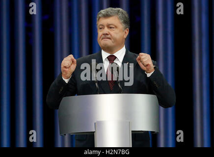 Kiew, Ukraine. 29. Sep, 2016. Ukrainischer Präsident Petro Poroshenko spricht bei einer Trauerzeremonie in der Nähe von Babi Yar Schlucht in Kiew, Ukraine, 29. September 2016. Ukrainer gedachte den 75. Jahrestag der Nazi-Massaker an Juden in Babi Yar Schlucht, wo während zwei Tagen im September 1941 rund 34.000 Juden ermordet wurden. Insgesamt mehr als 100.000 Menschen verloren ihr Leben in Babi Jar zwischen 1941 und 1943. Bildnachweis: Vladyslav Musiienko/Pacific Press/Alamy Live-Nachrichten Stockfoto