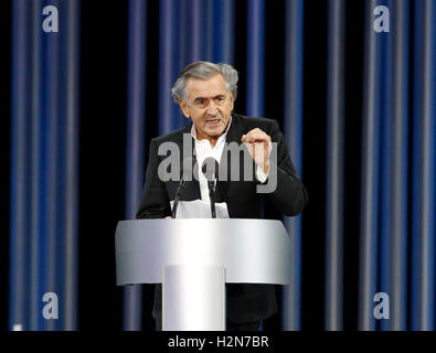 Kiew, Ukraine. 29. Sep, 2016. Französischer Philosoph Bernard-Henri Lévy hat eine Rede während einer Festveranstaltung zum 75. Jahrestag der Massenmord an Juden von Kiew. Ukraine ist der 75. Jahrestag der Babyn Yar Tragödie, wobei mehr als 33 Tausende Juden, Zigeuner, Ukrainer und andere von den deutschen Truppen getötet wurden. Das Massaker vom 29. / 30. September 1941 war die größte Massentötung, für die das NS-Regime und seine Mitarbeiter verantwortlich während seiner Kampagne gegen die Sowjetunion waren. Bildnachweis: Vladyslav Musiienko/Pacific Press/Alamy Live-Nachrichten Stockfoto