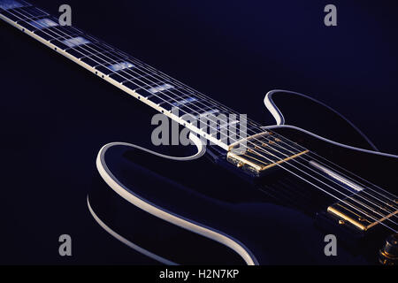 Hals und Körper Teil einer e-Gitarre, blauen Hintergrund. Stockfoto