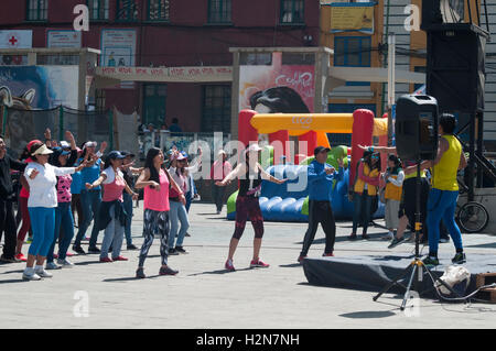 Gemeinschaft Fitness-Aktivitäten am Tag des Fußgängers in La Paz, Bolivien, mit Autoverkehr verboten. Stockfoto
