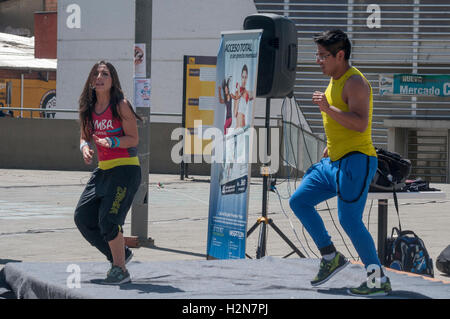 Gemeinschaft Fitness-Aktivitäten am Tag des Fußgängers in La Paz, Bolivien, mit Autoverkehr verboten. Stockfoto