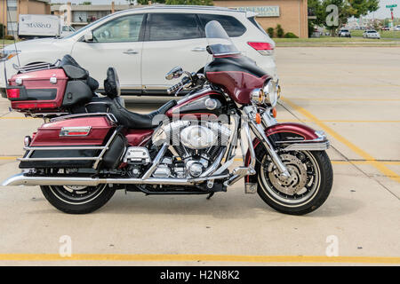 Ein tiefes rotes Harley Davidson Ultra Classic Motorrad geparkt. Oklahoma City, Oklahoma, USA. Stockfoto