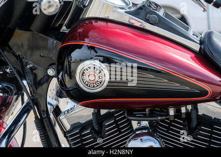 Ein tiefes Rot Harley Davidson Ultra Classic Motorrad Chassis, Nahaufnahme. Oklahoma City, Oklahoma, USA. Stockfoto