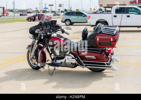 Ein tiefes rotes Harley Davidson Ultra Classic Motorrad geparkt. Oklahoma City, Oklahoma, USA. Stockfoto