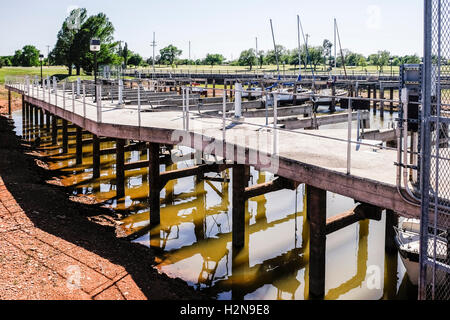 Am See Hefner in Oklahoma City, Oklahoma, USA, eine schwere Dürre im Jahr 2014 hat See Ebenen und Links Boote nicht Dock in der Marina abgesenkt. Stockfoto