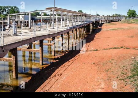 Am See Hefner in Oklahoma City, Oklahoma, USA, eine schwere Dürre im Jahr 2014 hat See Ebenen und Links Boote nicht Dock in der Marina abgesenkt. Stockfoto