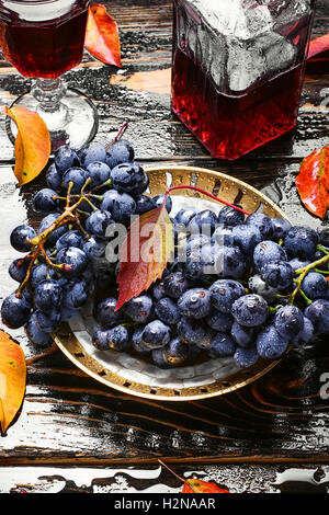 Wein und Weintraube auf der nassen vom Herbst Regen desktop Stockfoto