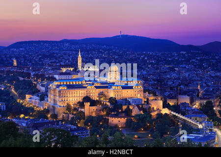 Die beleuchtete Burg Buda bei Sonnenuntergang in Budapest, Ungarn, das UNESCO-Welterbe gehört. Auch als Königsschloss und Königspalast. Stockfoto