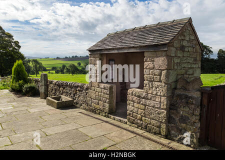 Stein-bus Shelter Buxton unterwegs. In Longnor, Staffordshire, England. Stockfoto