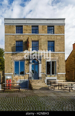 Fassade des "Trauben-Hotels" Market Place - im Peak District. In Longnor, Staffordshire Stockfoto