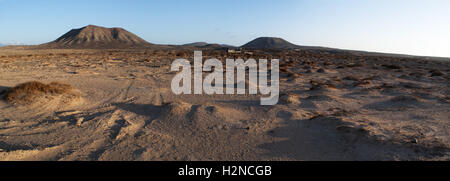 Fuerteventura, Kanarische Inseln, Nordafrika, Spanien: Wüste Landschaft und Aussicht auf die Berge rund um das Dorf Majanicho Stockfoto