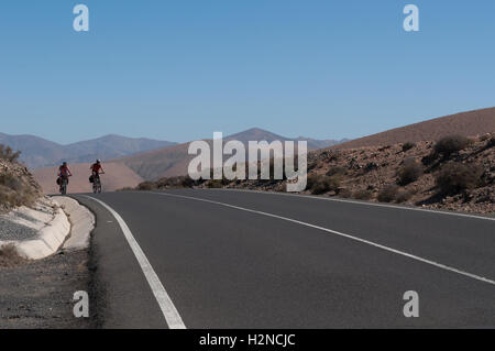 Fuerteventura, Kanarische Inseln, Nordafrika, Spanien: Radfahren, zwei Radfahrer auf der malerischen Straße von Pajara an der Westküste der Insel Stockfoto