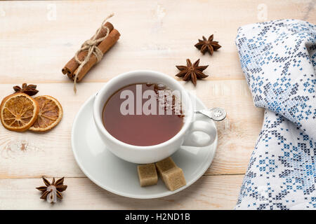 Teetasse heißen Tee und Serviette auf Holztisch Stockfoto