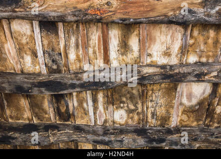 Alte hölzerne Decke mit Balken auf Holz Hintergrund Stockfoto