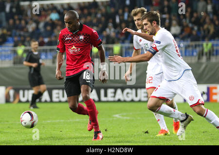 Bagaliy Dabo (18) von Gabala FK und Alexander Hack (42) Yunus Mall? (10) des FSV Mainz 05 in Aktion während der UEFA Europa League Spiel zwischen Gabala und FSV Mainz 05 im Stadion 8km am 29. September 2016 in Baku, Aserbaidschan. Stockfoto