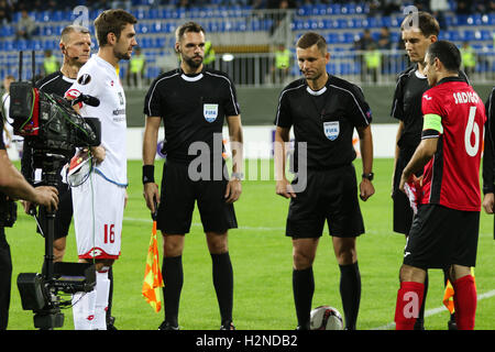 Baku, Aserbaidschan. 29. Sep, 2016. Schiedsrichter von Litauen, Gediminas Mažeika eine Münze als Gabala Kapitän FRashad A. Sadygov (6 wirft) und FSV Mainz 05-Kapitän sieht auf Stefan Bell (16) zu Beginn der UEFA Europa League match zwischen Gabala und Mainz im 8 km-Stadion am 29. September 2016 in Baku, Aserbaidschan. © Aziz Karimow/Pacific Press/Alamy Live-Nachrichten Stockfoto