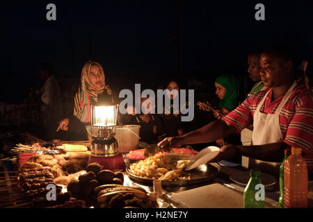 Nacht Lebensmittelmarkt in den Forodhani Gärten in Stonetown auch bekannt als Mji Mkongwe in der Insel Zanzibar Ostafrikas. Stockfoto