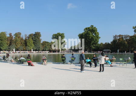 Menschen, die Entspannung und Geselligkeit rund um einen Teich in der Jardin des Tuileries - die Tuilerien-Gärten Stockfoto